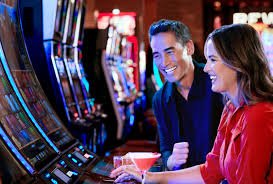 Antarmuka Allbet peluang77 di ponsel Android dengan menu utama dan opsi permainan dealer langsung